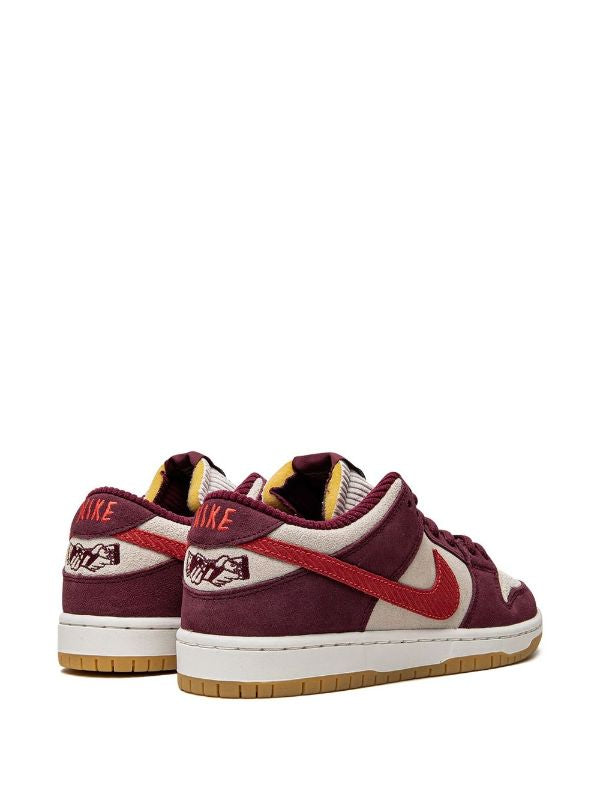 Nike
SB Dunk Low &quot;Skate Like A Girl&quot; sneakers