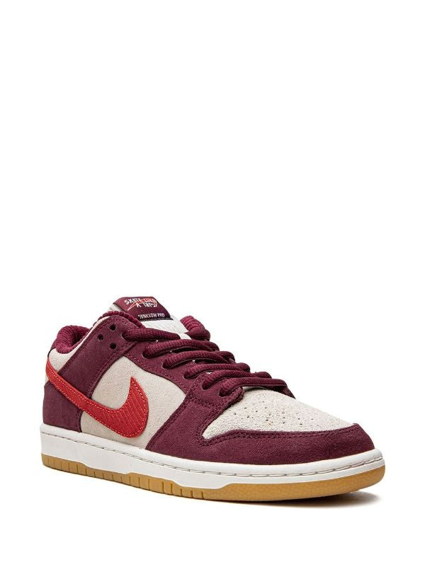 Nike
SB Dunk Low &quot;Skate Like A Girl&quot; sneakers