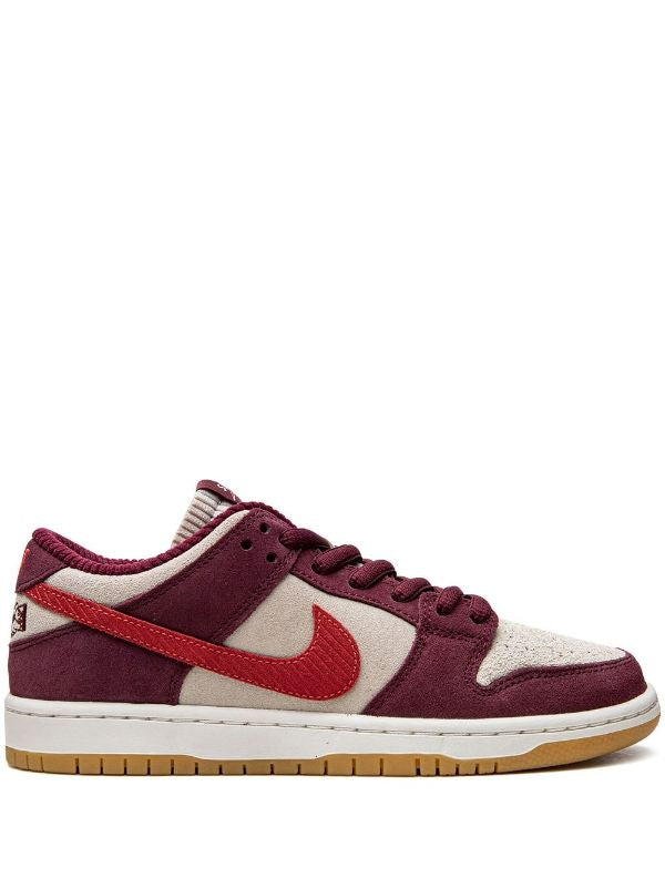 Nike
SB Dunk Low &quot;Skate Like A Girl&quot; sneakers